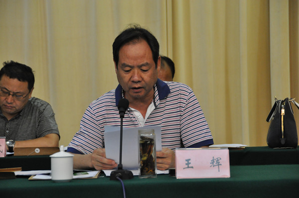 市住建委助理调研员王辉宣读卧龙杯获奖名单