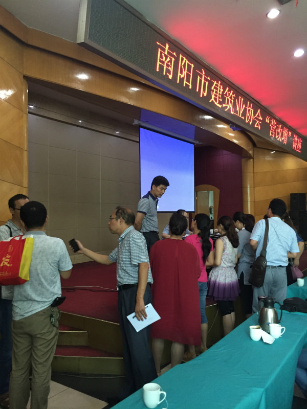 会长各企业代表与市国税局各位科长现场交流互动